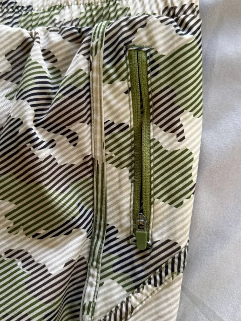 Avia Women's Green Camo Athletic Running Shorts With Pockets Size XL